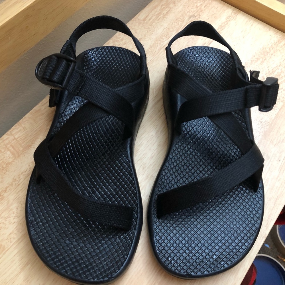Black single-strap Chaco’s size 7